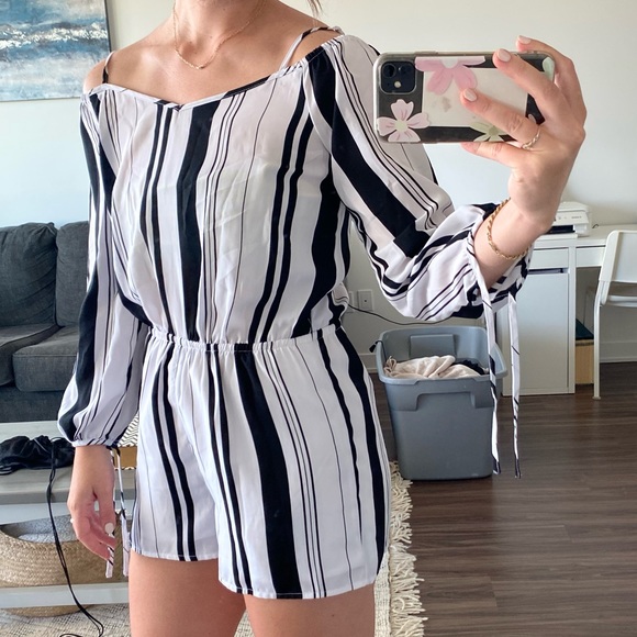 Super cute black and white stripped romper - Picture 1 of 2